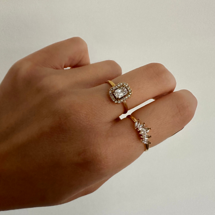 Evy – Anillo dorado con piedras blancas