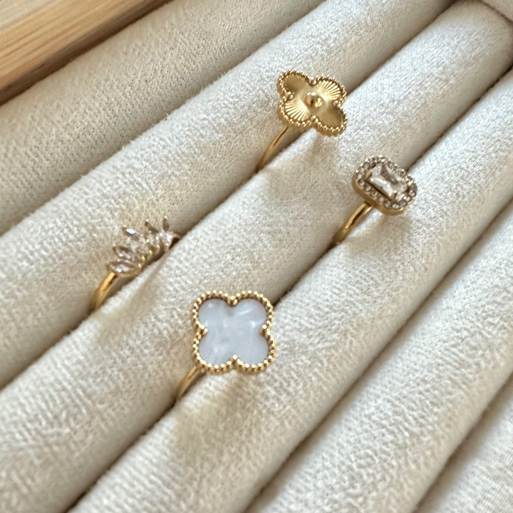 Evy – Anillo dorado con piedras blancas