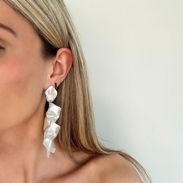 Lies – Pendientes largos dorados con perla
