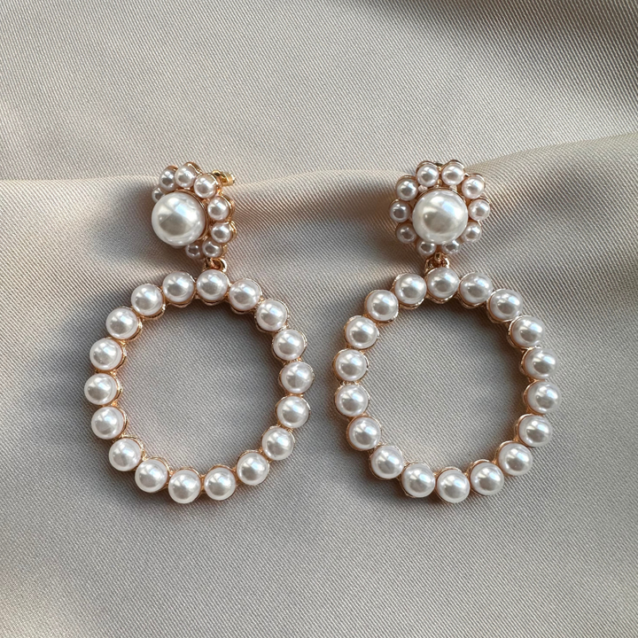 Ilona – Pendientes largos dorados con perlas