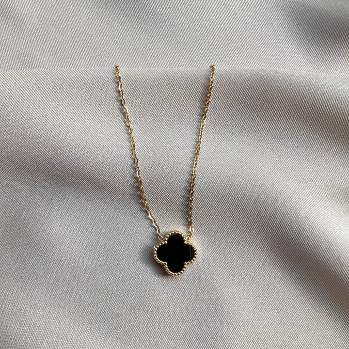 Jade – Collar dorado con detalle negro