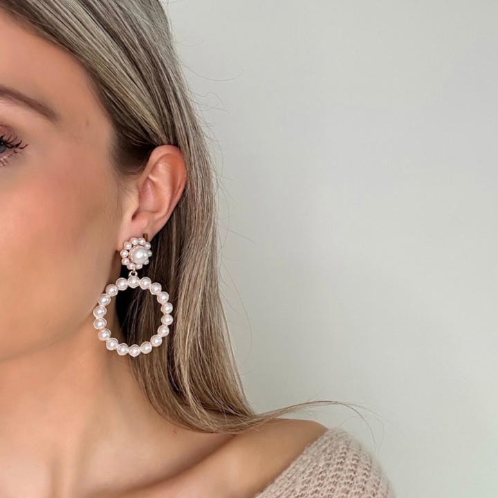 Ilona – Pendientes largos dorados con perlas