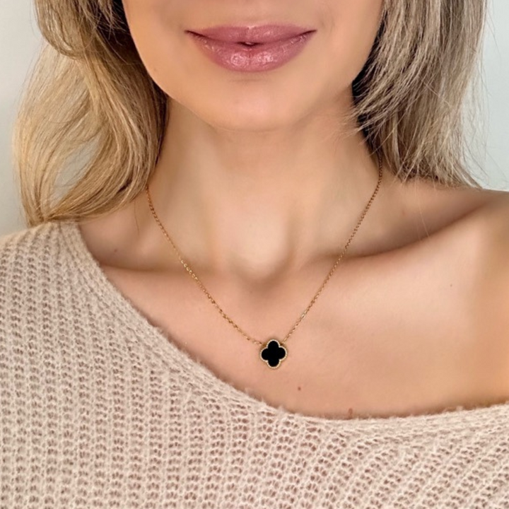 Jade – Collar dorado con detalle negro