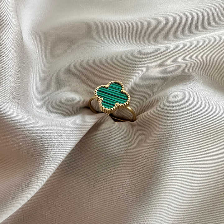 Jade – Anillo dorado con detalle verde