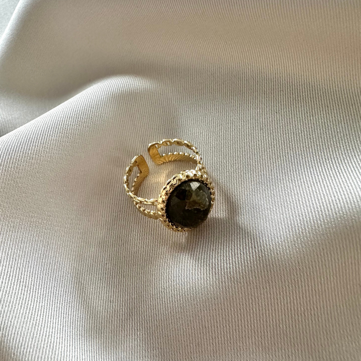 Vida – Anillo dorado con detalle marrón