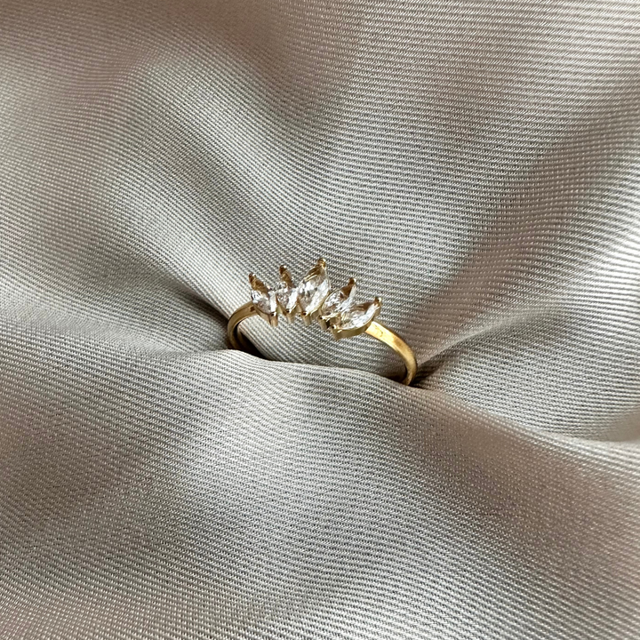 Evy – Anillo dorado con piedras blancas