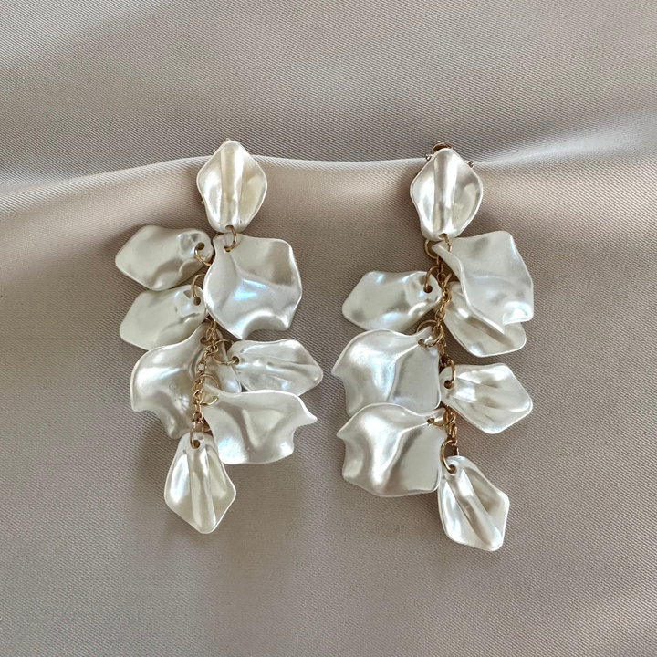 Lies – Pendientes largos dorados con perla