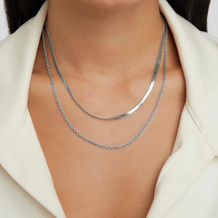 Alexandra – Collar en capas con acabado en plata