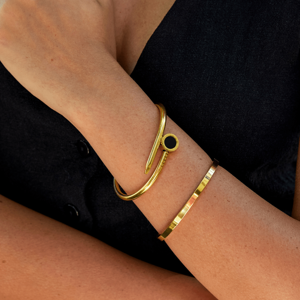 Amanda – Brazalete dorado tipo clavo
