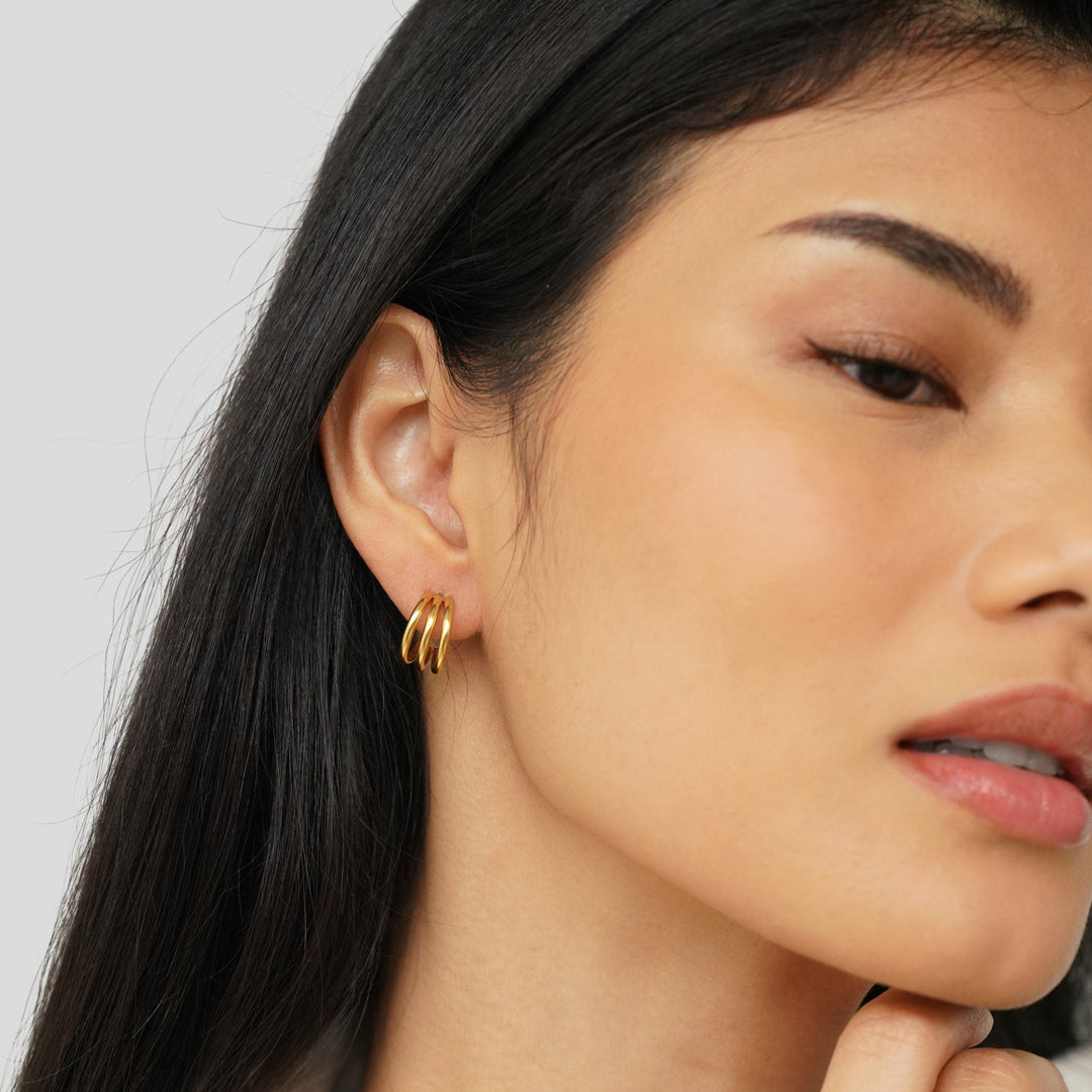 Ana – Pendientes triples dorados elegantes