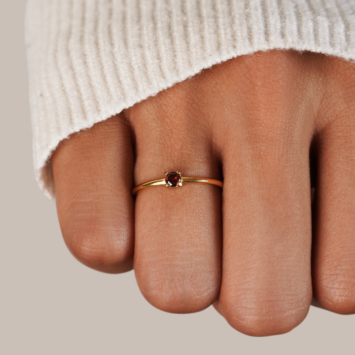 Anillos de oro con piedra de nacimiento
