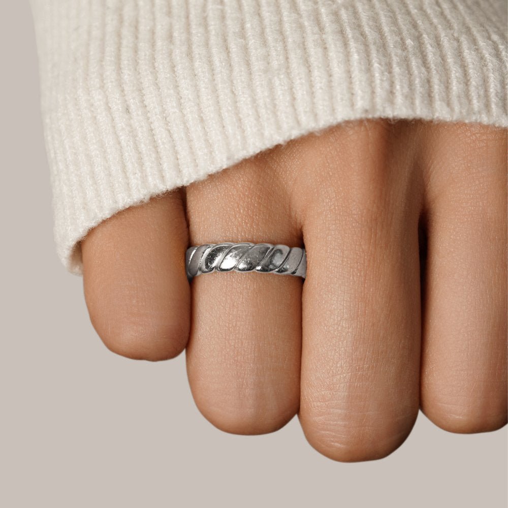 Calira – Anillo de plata con diseño de infinito entrelazado