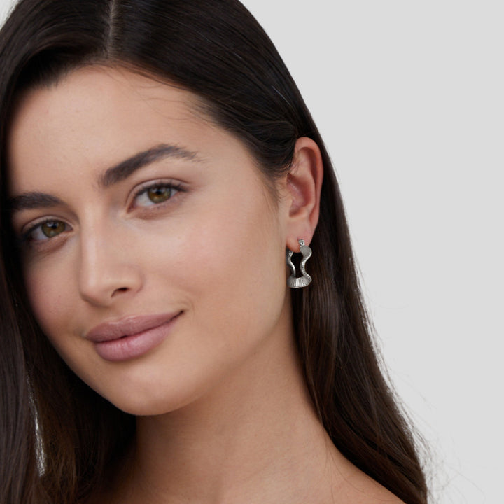 Pendientes de aro en plata – Diseño ondulado y moderno
