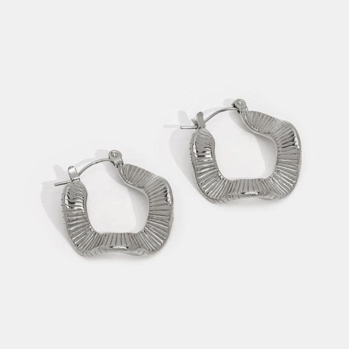 Pendientes de aro en plata – Diseño ondulado y moderno