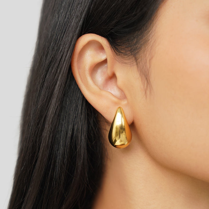Ame – Pendientes dorados con diseño de gota