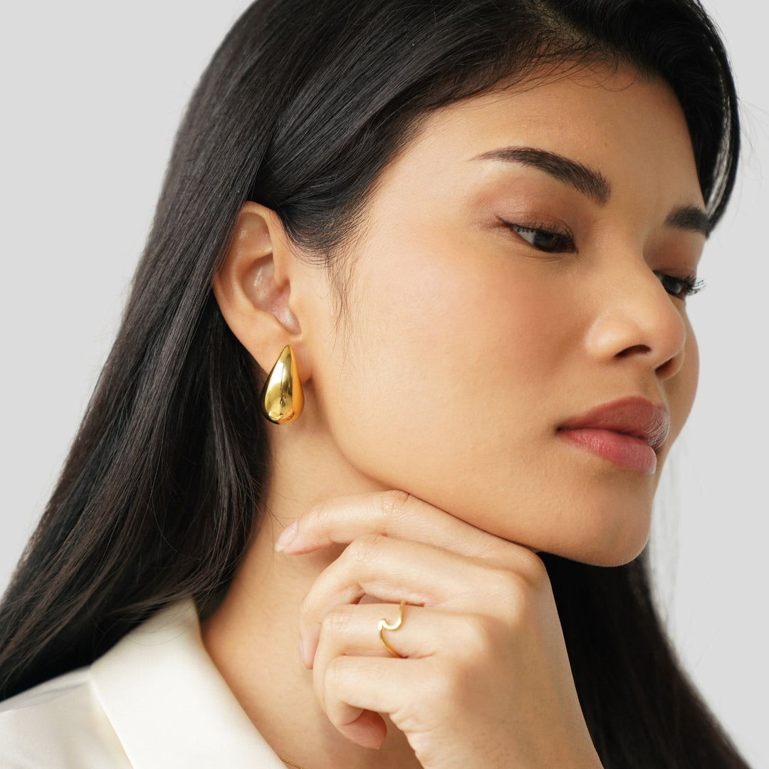 Ame – Pendientes dorados con diseño de gota
