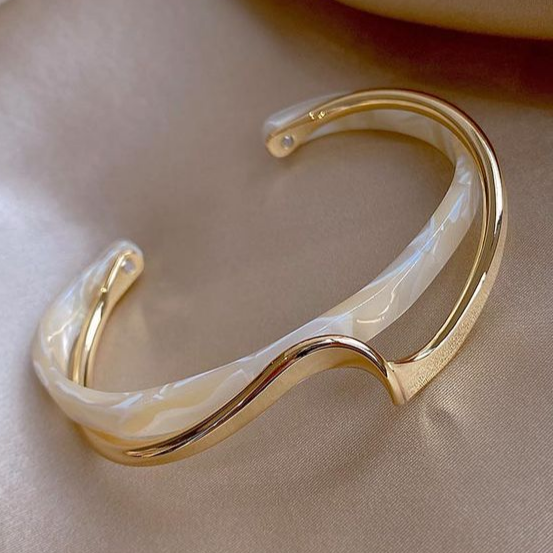 Pulsera con ópalo blanco – Elegancia en dorado