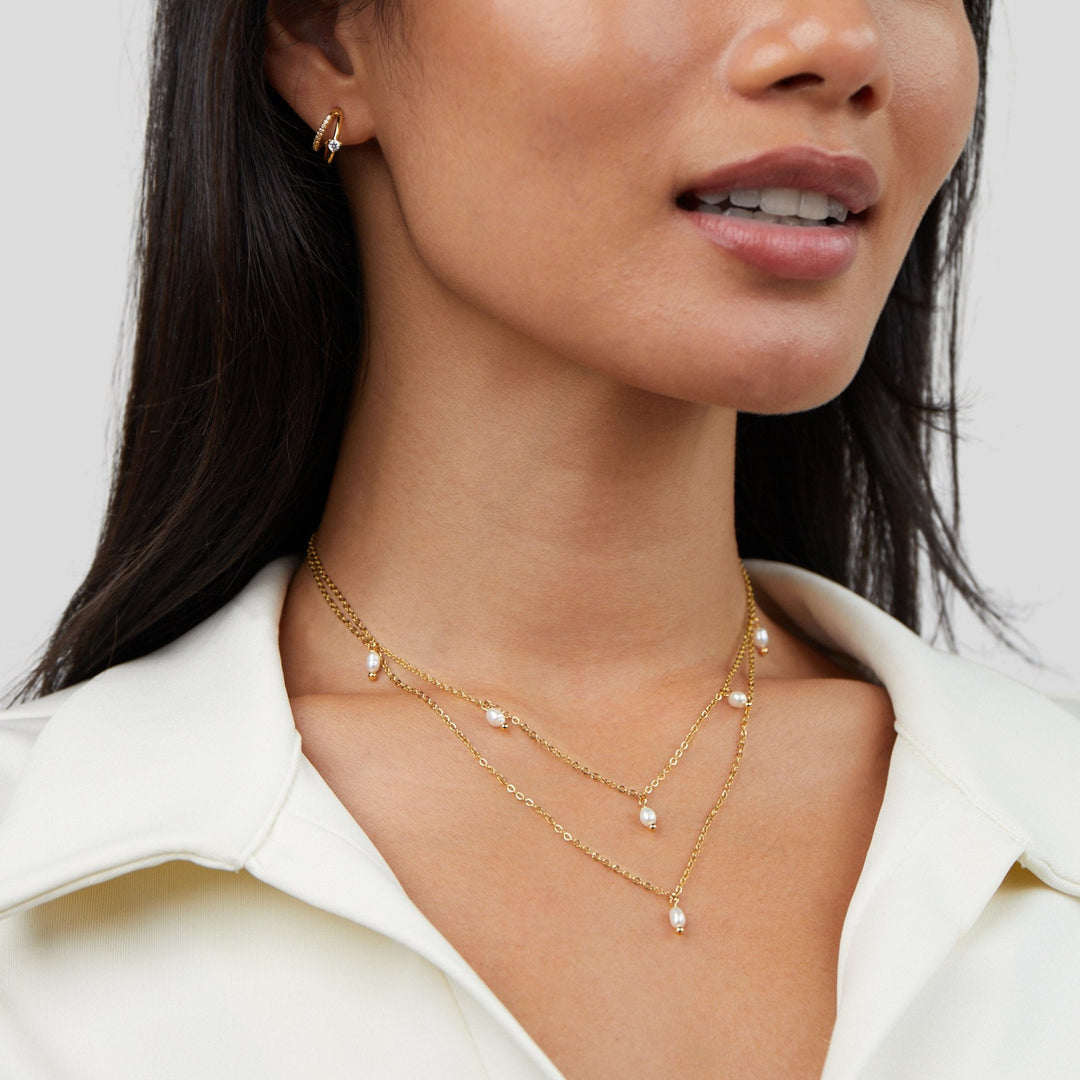 Collar en Capas con Perlas Colgantes