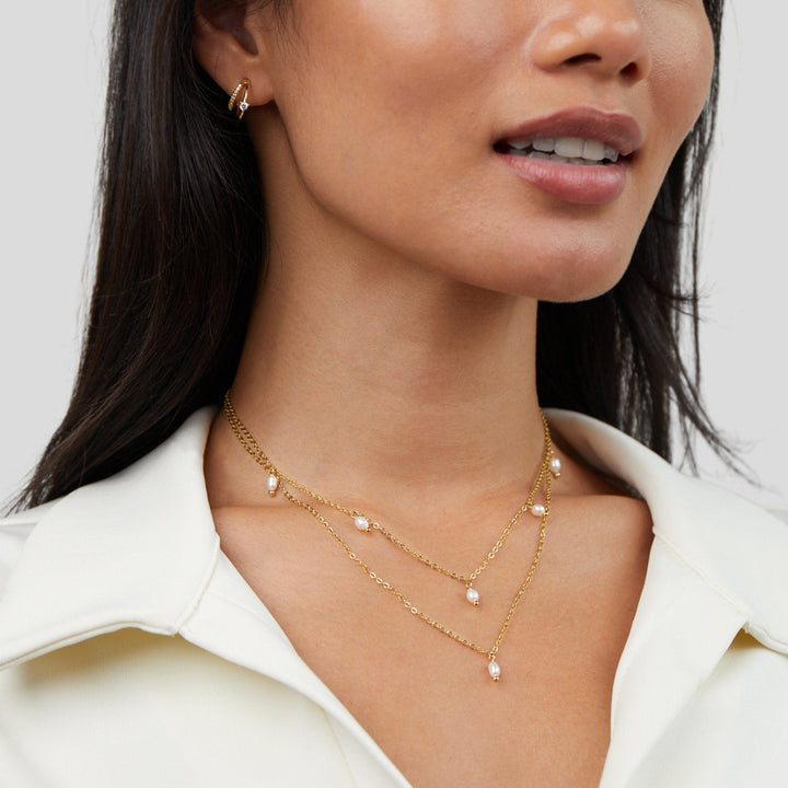 Collar en Capas con Perlas Colgantes