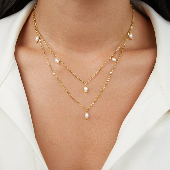 Collar en Capas con Perlas Colgantes