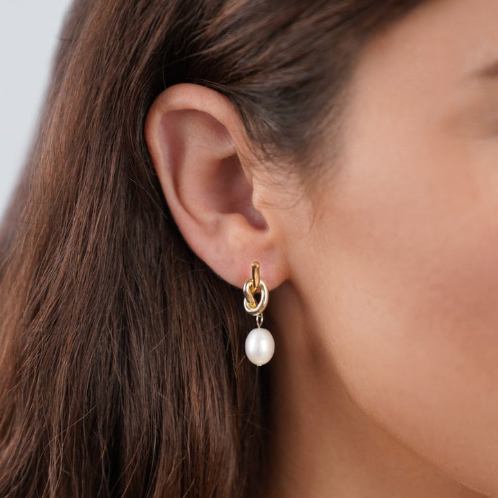 Diseño elegante – Pendientes con nudos y perlas naturales