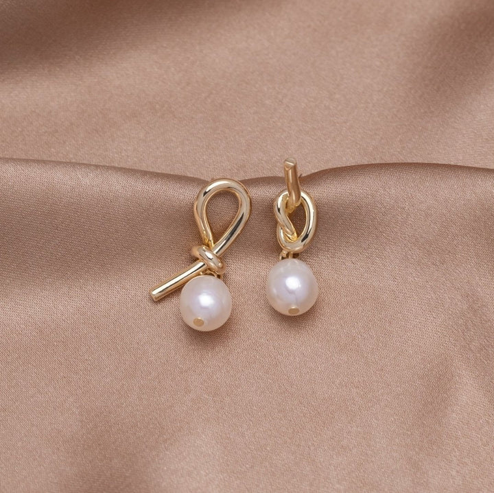 Diseño elegante – Pendientes con nudos y perlas naturales