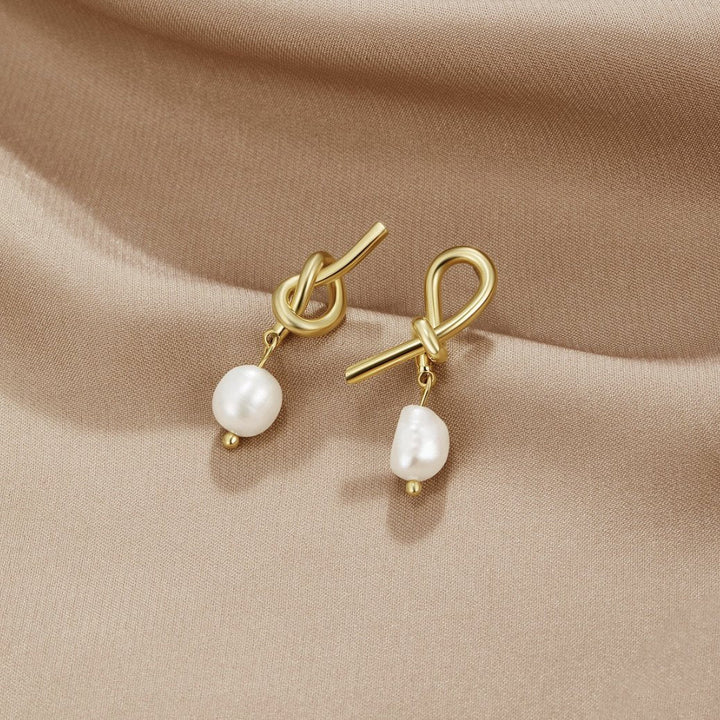 Diseño elegante – Pendientes con nudos y perlas naturales