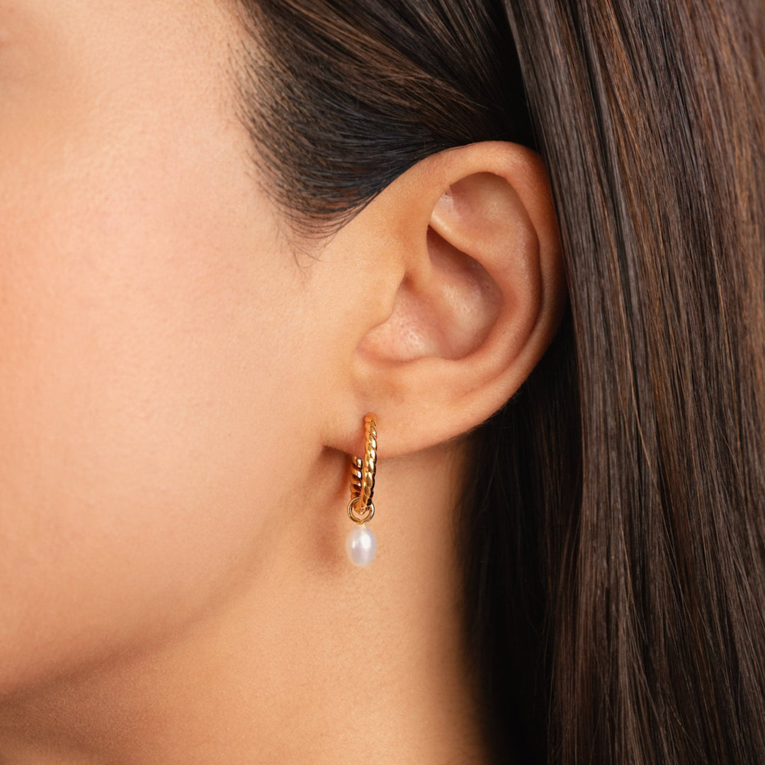 Layla – Pendientes de aro dorados con perlas