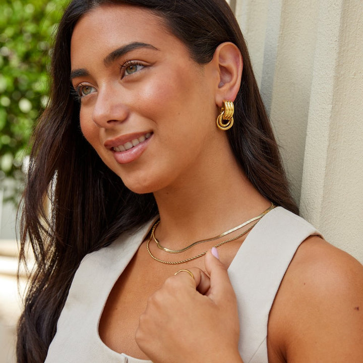 Lexi – Pendientes de aro dorados con diseño doble