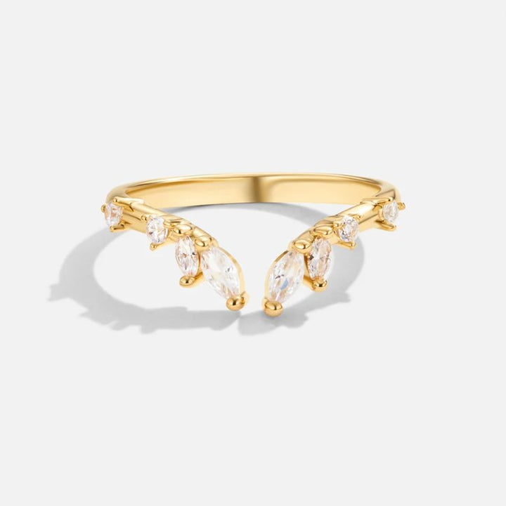 Lily – Anillo dorado con cristal y diseño de enredadera