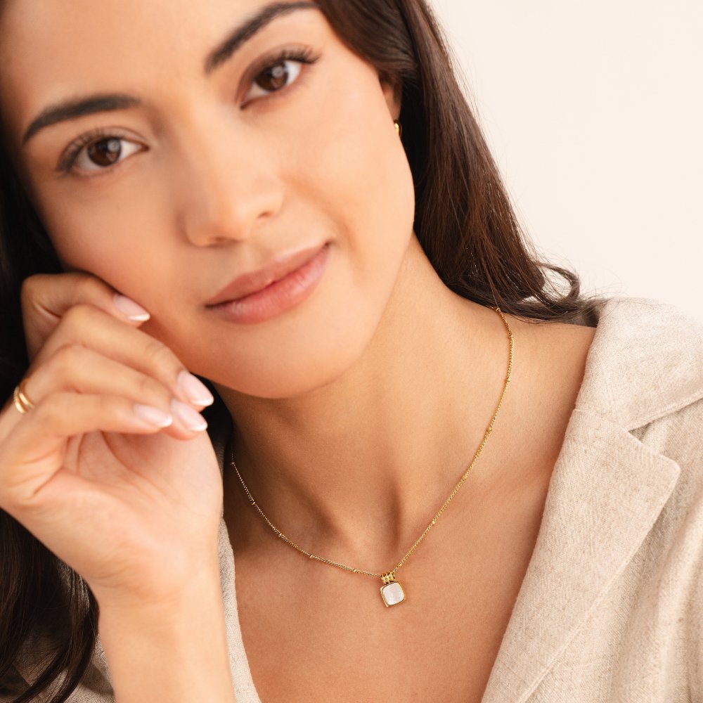 Collar colgante con concha blanca