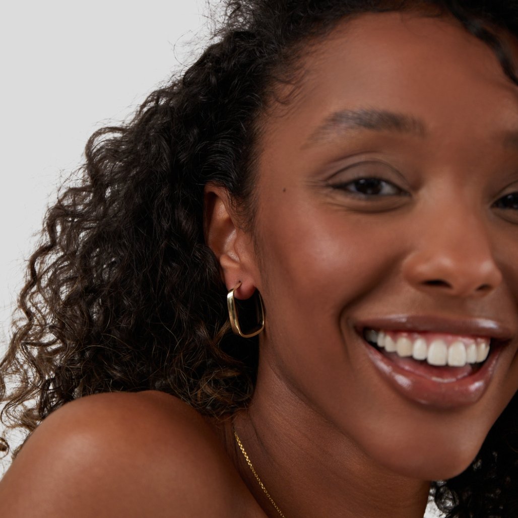 Mila – Pendientes de aro geométricos dorados