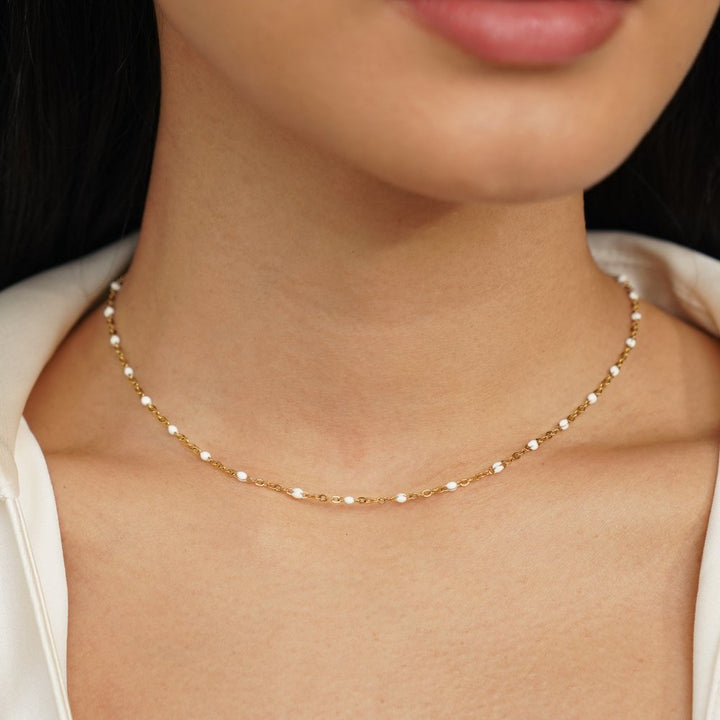 Collar de Cuentas Blancas Minimalista