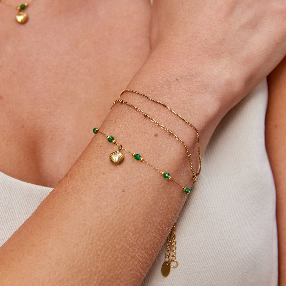 Nerissa – Pulsera dorada con concha y cuentas verdes