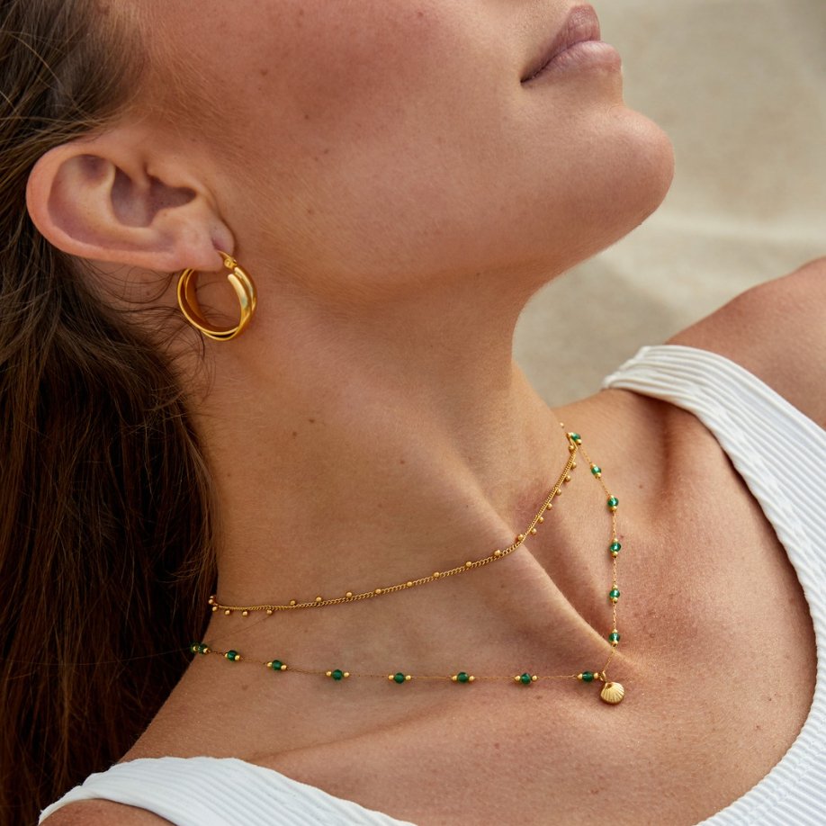 Nerissa – Collar dorado con concha y cuentas verdes