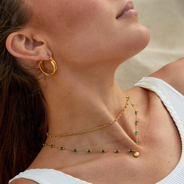 Nerissa – Collar dorado con concha y cuentas verdes