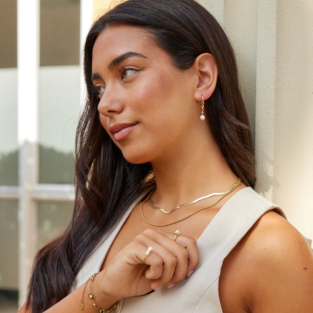 Rini – Pendientes dorados con perlas y flecos