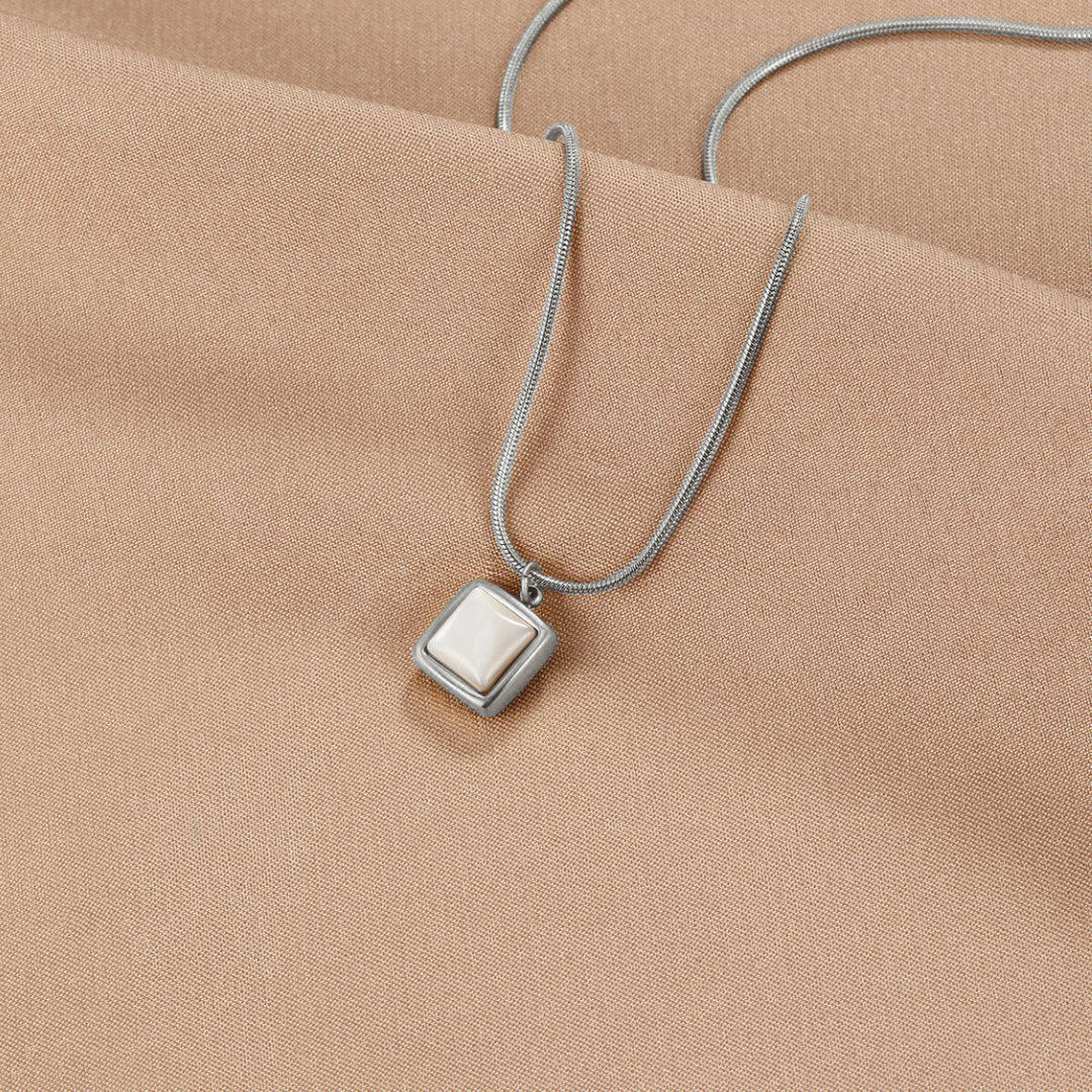 Riva – Collar con colgante de piedra lunar
