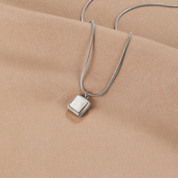 Riva – Collar con colgante de piedra lunar