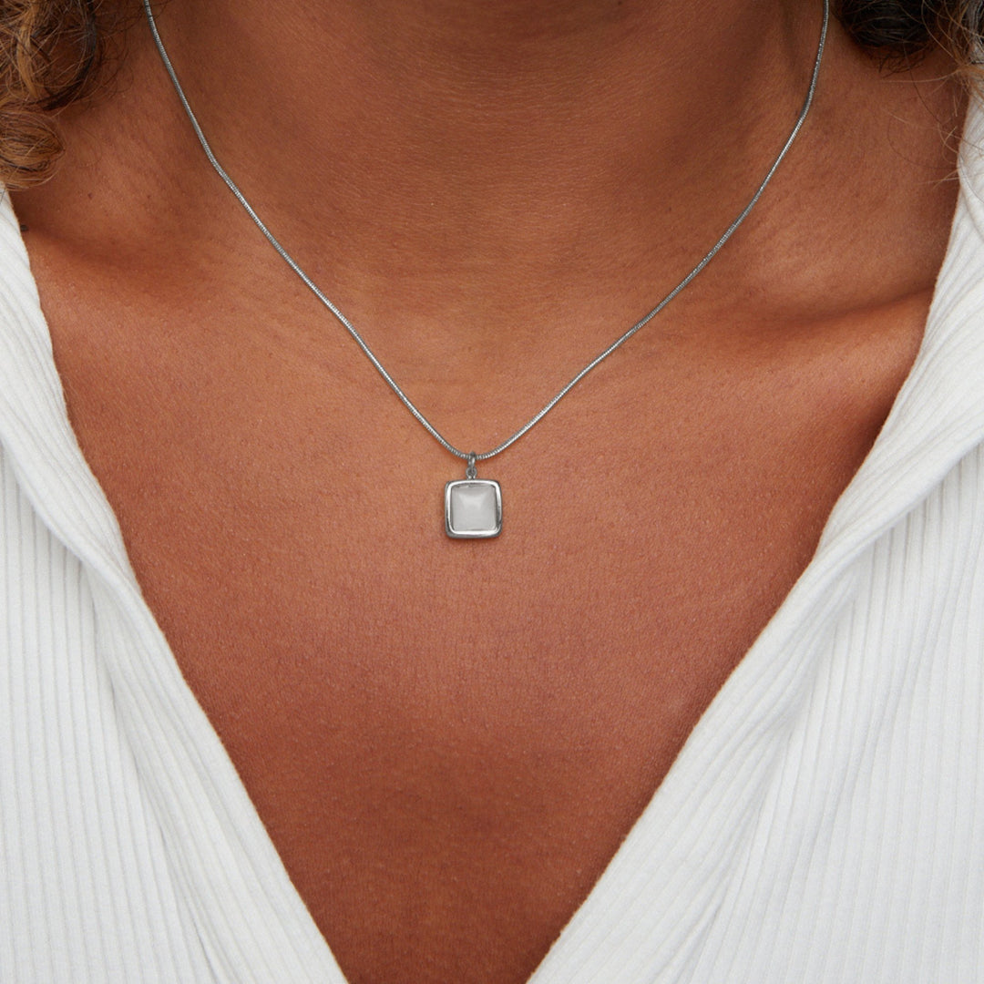 Riva – Collar con colgante de piedra lunar