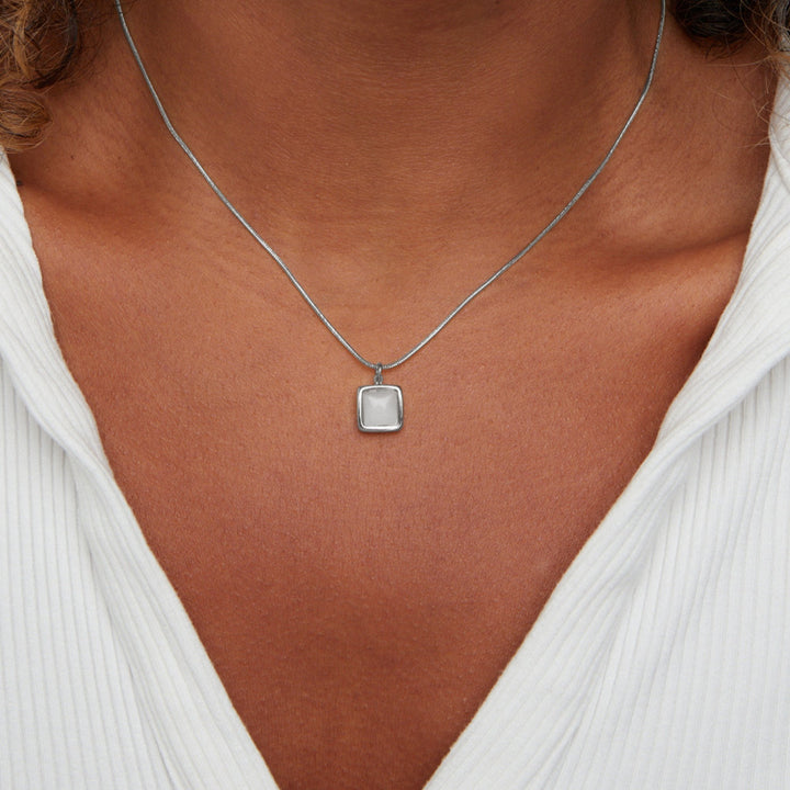 Riva – Collar con colgante de piedra lunar