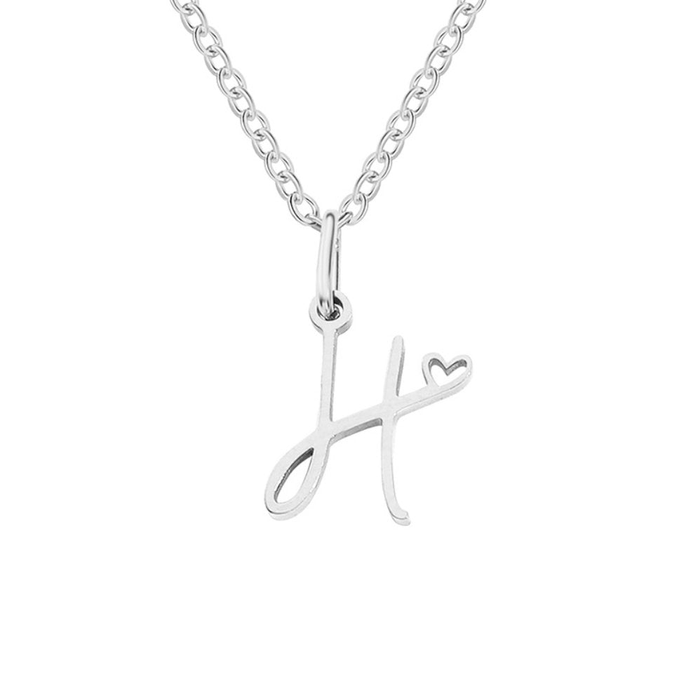 Collar con inicial y corazón en plata – Un detalle lleno de amor