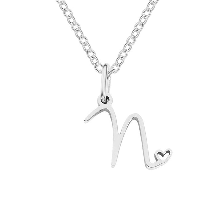 Collar con inicial y corazón en plata – Un detalle lleno de amor
