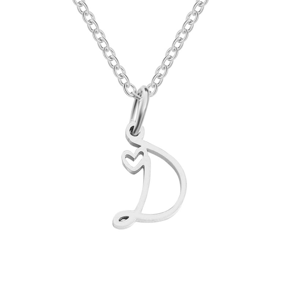 Collar con inicial y corazón en plata – Un detalle lleno de amor