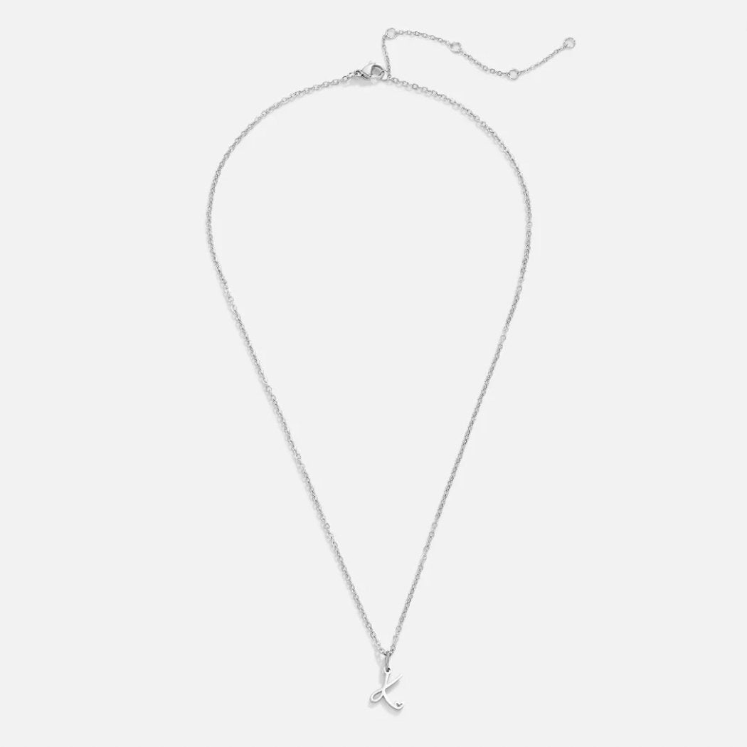 Collar con inicial y corazón en plata – Un detalle lleno de amor