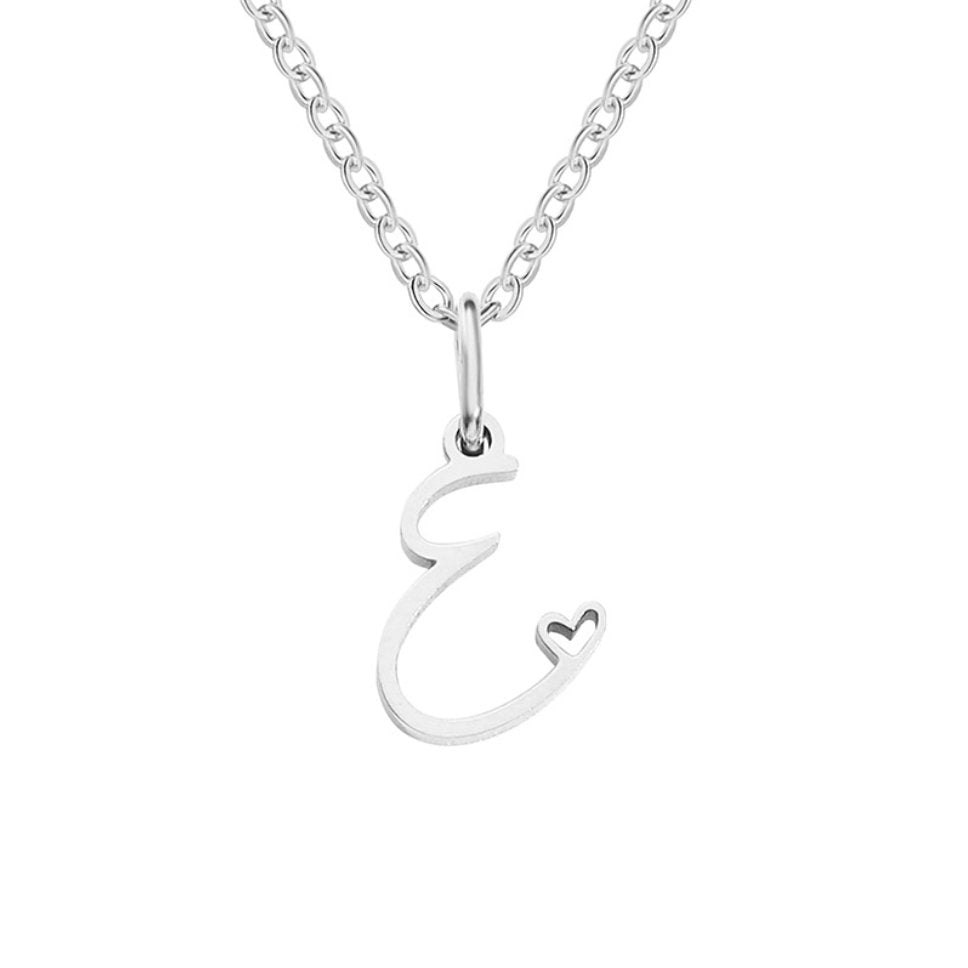 Collar con inicial y corazón en plata – Un detalle lleno de amor