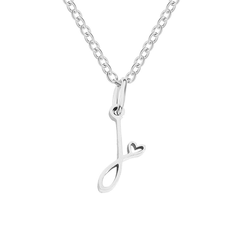 Collar con inicial y corazón en plata – Un detalle lleno de amor