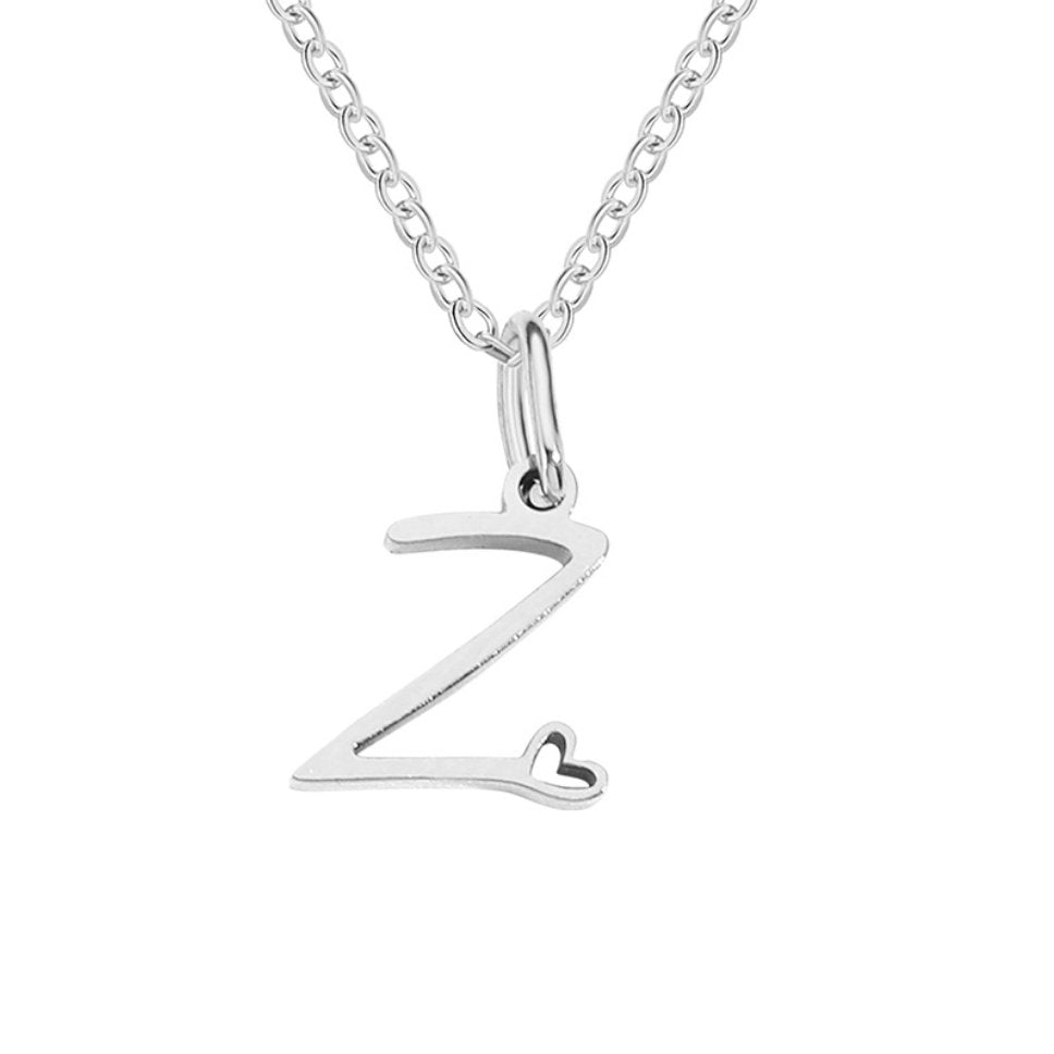 Collar con inicial y corazón en plata – Un detalle lleno de amor