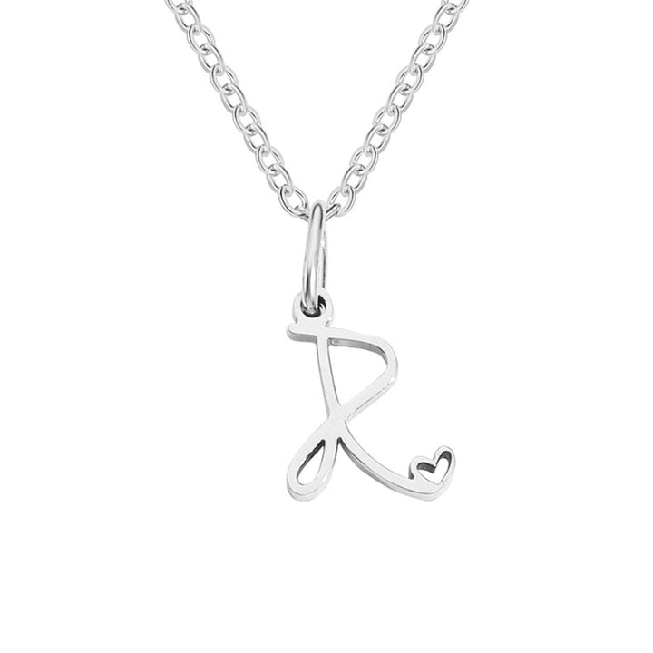 Collar con inicial y corazón en plata – Un detalle lleno de amor