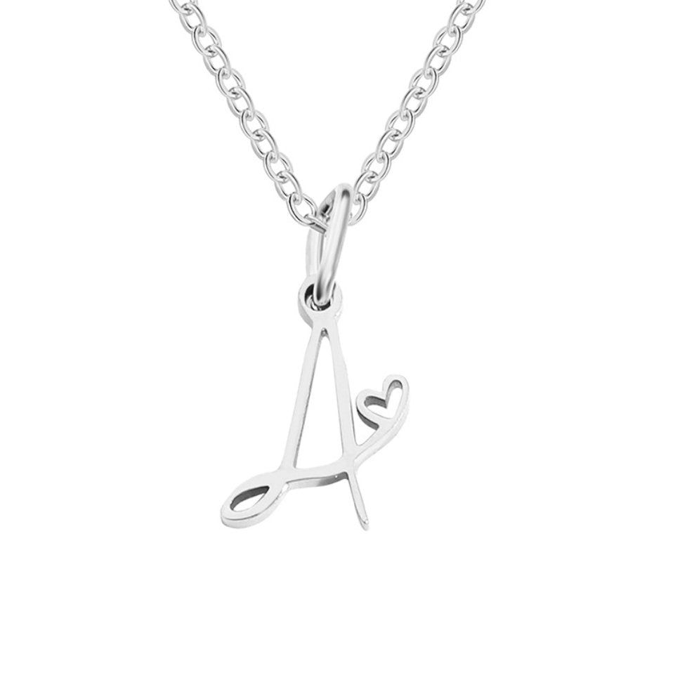Collar con inicial y corazón en plata – Un detalle lleno de amor